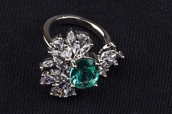 　　焦距：100mm　 光圈：f/16.0　 ISO感光度：100　 曝光时间：1/125s　 曝光补偿：0EV　 白平衡：自动