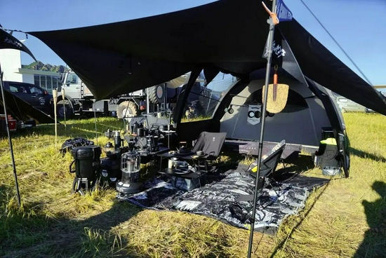 朱显的全套黑色装备 / 受访者供图