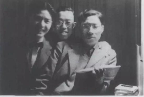 　图5。 1950年在伦敦求学的王先生（中）