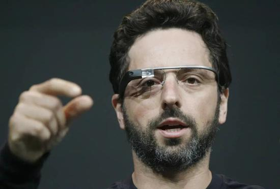 Google 联合创始人 Sergey Brin 佩戴 Google Glass&nbsp;/&nbsp;视觉中国