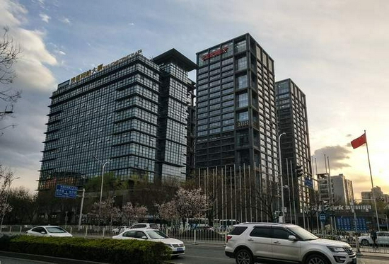 北京搜狐网络大厦（左）和清华科技园启迪科技大厦（右）