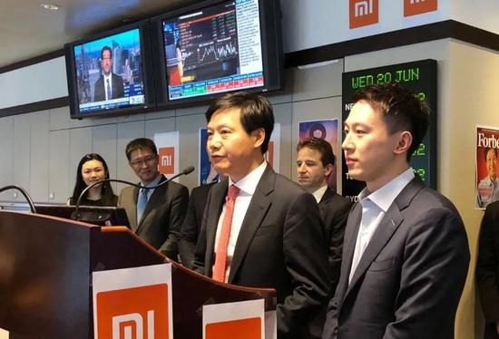 图：小米集团高级副总裁周受资（右一）