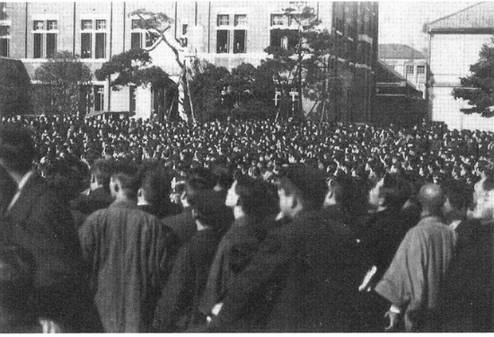 1922年11月29日，日本早稻田大学学生在迎接爱因斯坦前去讲演。&nbsp;图片来源：早稻田大学