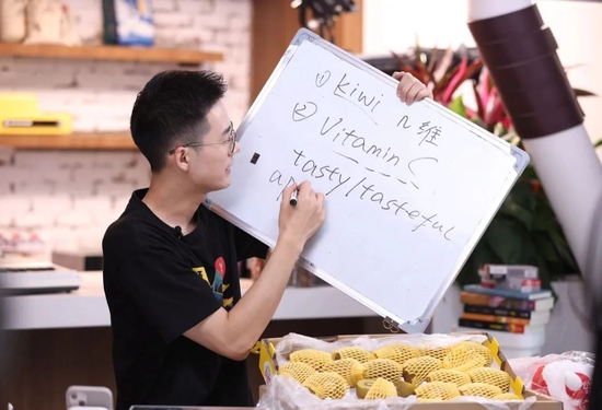 顿顿在直播间用双语介绍猕猴桃。受访者供图