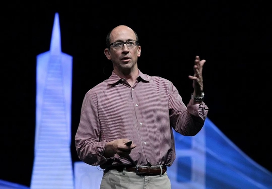 　　2010年4月14日，时任“推特”公司CEO迪克·科斯特洛在旧金山举行的年度开发者大会上致辞。2015年多西回归后，科斯特洛离开了“推特”董事会。