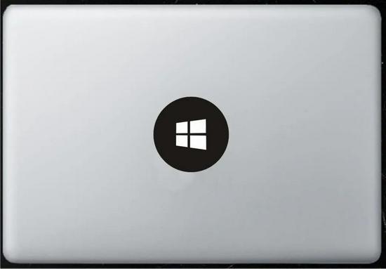 贴上 Windows 标的 MacBook