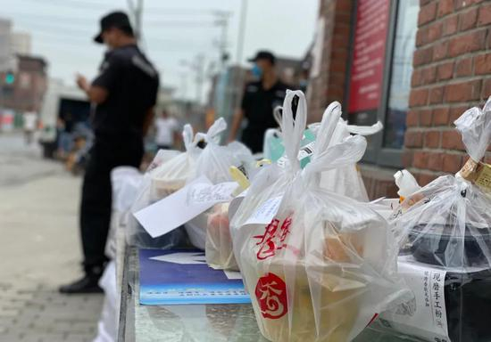 上海杨浦区某购物园区门前的外卖盒饭