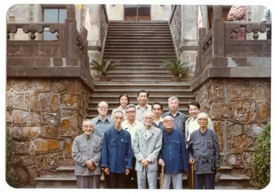 图6。 紫金山天文台50周年（1984年）时“老同志”合影。前排左起：李鉴澄、孙克定、张钰哲、陈遵妫、陈展云；二排左起：王绶琯、席泽宗、罗定江、李元、吴守贤；三排左起叶叔华、苗永瑞。