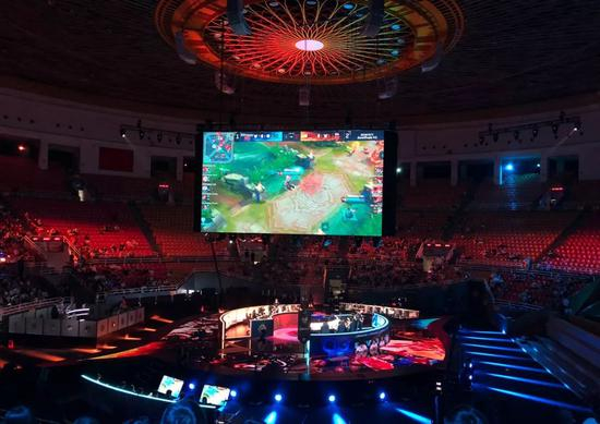 《王者荣耀》2018年冠军杯半决赛比赛现场。摄影：王家乐