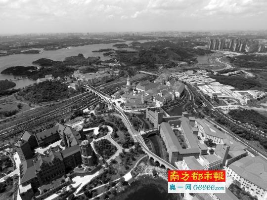 华为松山湖总部基地位于东莞松山湖溪流背坡村。今日是华为部分研发人员到东莞上班的第4个工作日