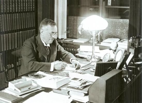 正在工作中的赫定。图/Wikipedia