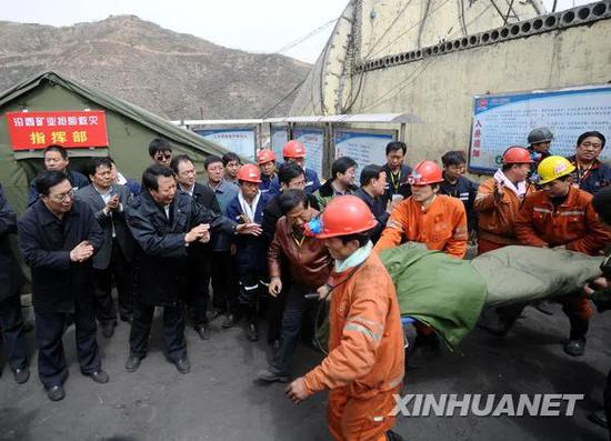 2010年王家岭矿难抢险救援出被困人员的现场&nbsp;新华社照片