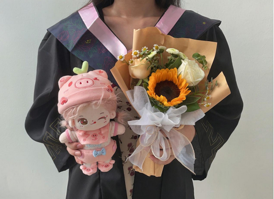 小泡芙与自己的娃娃，受访者供图