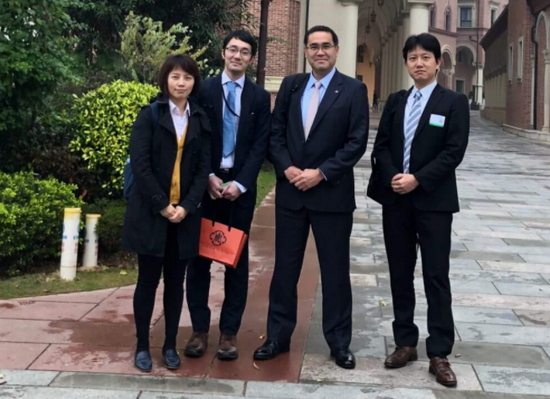 　　图：中村茂雄（右二）与同事