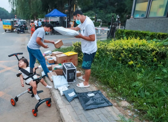 疫情解封后，居民在小区外取快递。图/中新图片&nbsp;