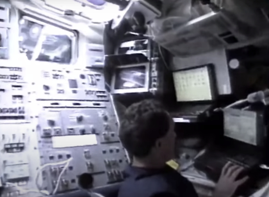 　　图|航天飞机内部图，宇航员表示熟悉了航天飞机的操作之后，甚至有些不适应龙飞船内简洁、现代的设计和控制方式