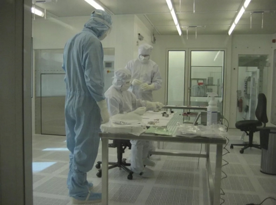 工程师在无菌实验室中组装仪器 | 图源：Moissl-Eichinger C， et al。 2016