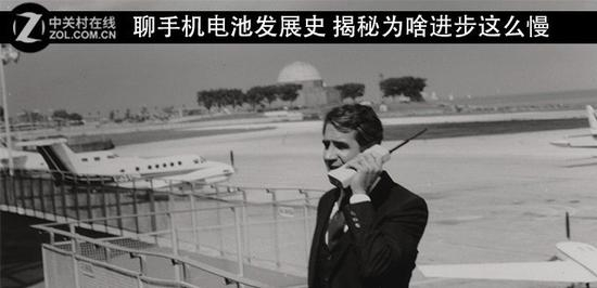 80年代的人们使用摩托罗拉DynaTAC&nbsp;8000X手机