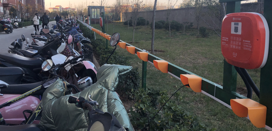 某小区的集中充电桩 图源：叮叮充电桩