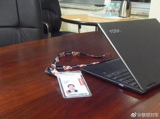 （刘军回归后工牌的照片，图片来源刘军微博）