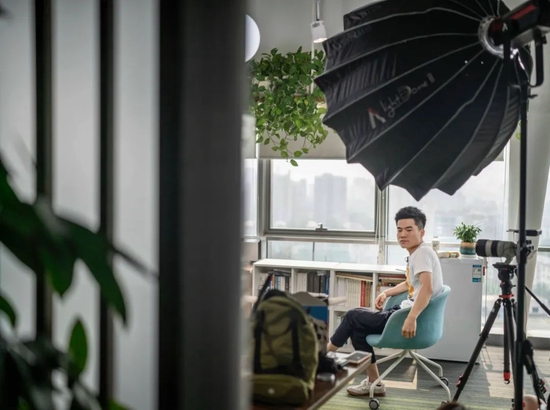 董宇辉坐在办公室，等待接受采访，他的周围被各种拍摄设备包围。新京报记者&nbsp;赵亢 摄