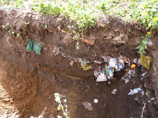 一处实验塑料在地下分解速率的微型垃圾填埋坑&nbsp;|&nbsp;最早的塑料是在30年前埋下的，但仍然保存完好，毫无分解迹象，这是因为隔绝了阳光和高温，也没有海洋的波浪拍打和盐分作用，分解速率很慢。图源@文献[19]