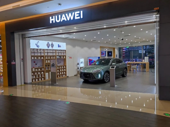 杭州某商圈华为体验店内的问界M5