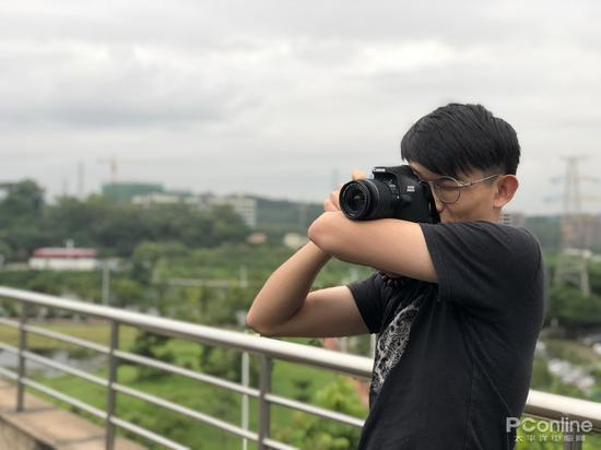 左臂搭平台