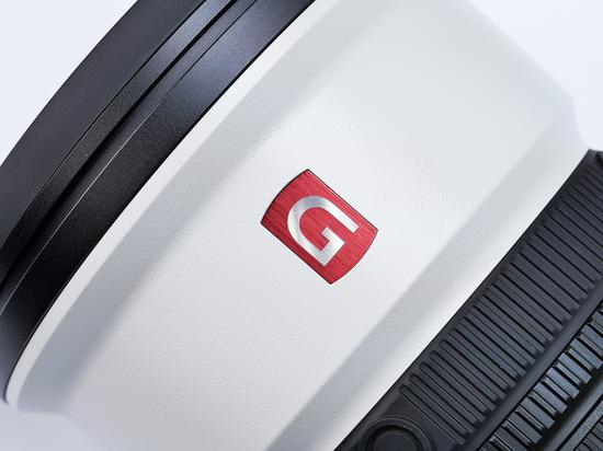 索尼G大师镜头最为鲜明的红“G”金属拉丝标志