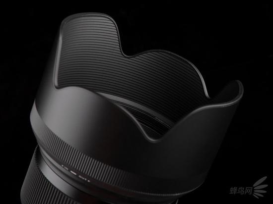 适马50mmF1.4ArtE采用花瓣形遮光罩，内部有螺纹消光处理