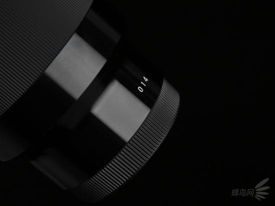 014代表上市年份，表示其是2014年上市的镜头