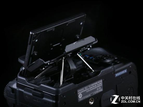 宾得K-1的翻转屏幕设计的很有意思