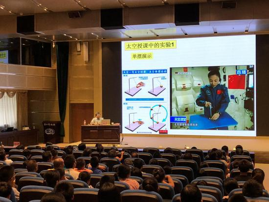  ▲航天器动力学与控制是高云峰教授研究的方向，他正在给小朋友们讲述太空授课实验。