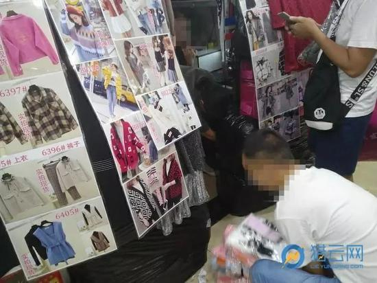 （女人街一家网档门口各路商家正在排队拿货）