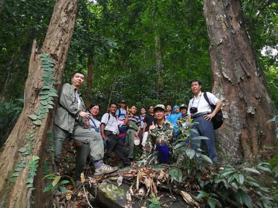 林露湘（左一）带队进行克拉地峡样地考察建设&nbsp;&nbsp;中科院版纳植物园供图