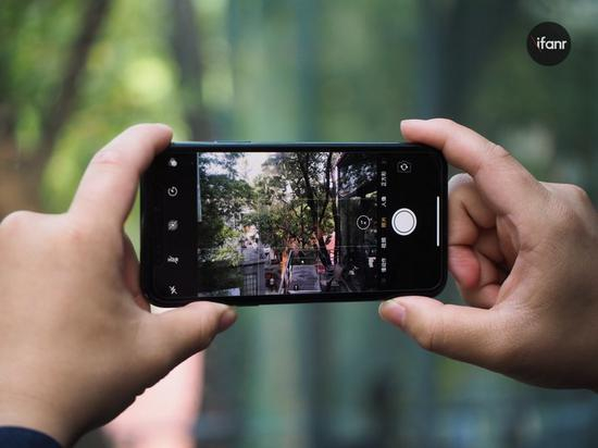 比如说，三星的 Galaxy S6 和 Galaxy S7 的相机区别。