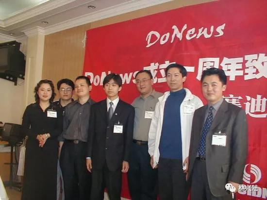 李彤、闫辉、刘韧、林兴陆、程天宇、吴锡桑、杜红 超早期&nbsp;DoNews核心团队（从左到右）