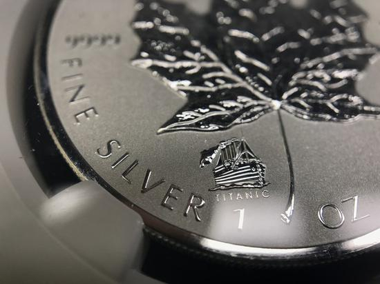 微距镜头拍摄的纪念银币细节