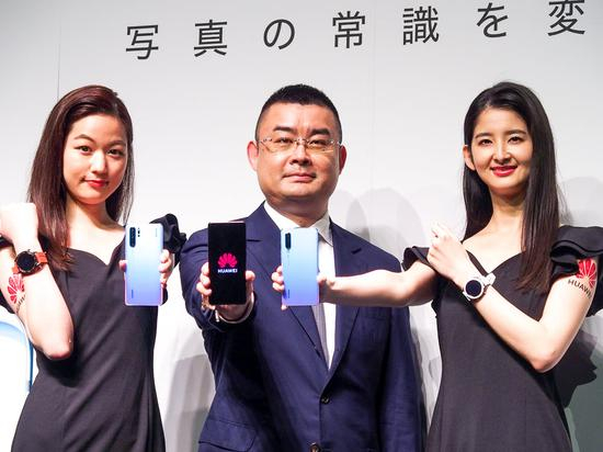 5月21日的新品会上，吴波向媒体展示P30（日经XTECH 图）