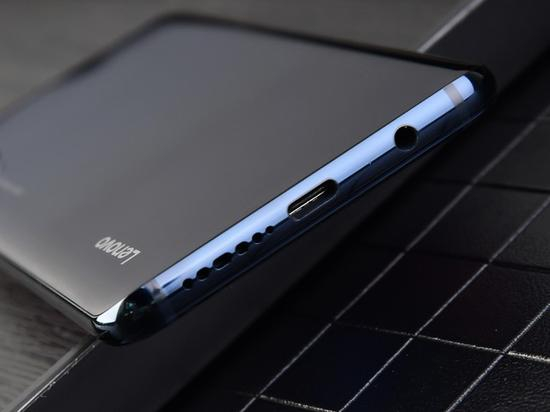 联想Z6尾部采用type-c和3.5mm接口