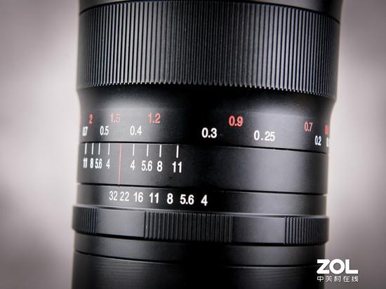 镜头具有精细的对焦标尺，最近对焦达0.18m