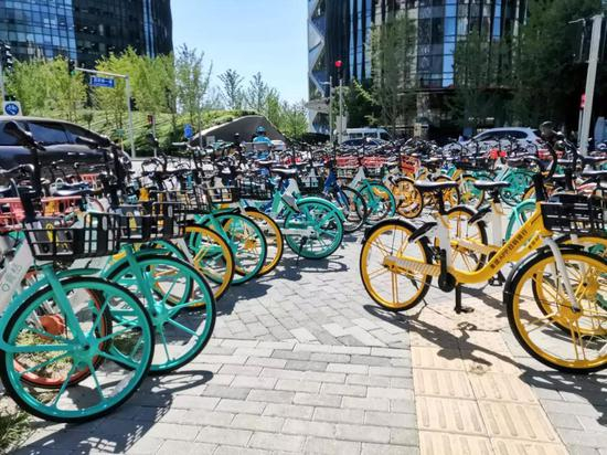 北京朝阳区保利国际广场停放的共享单车  图 / 燃财经