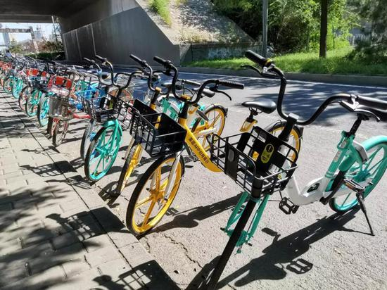 北京立水桥站B出口处停放的共享单车  图 / 燃财经