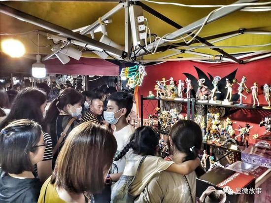 吴山夜市人挤人，也有不少二次元铁粉儿 　　每天卖个百十件，赚上个千八百的不成问题