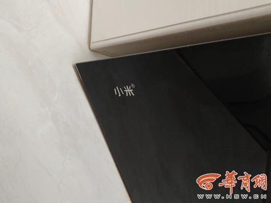 该燃气灶与李女士家中其它小米产品logo明显不同