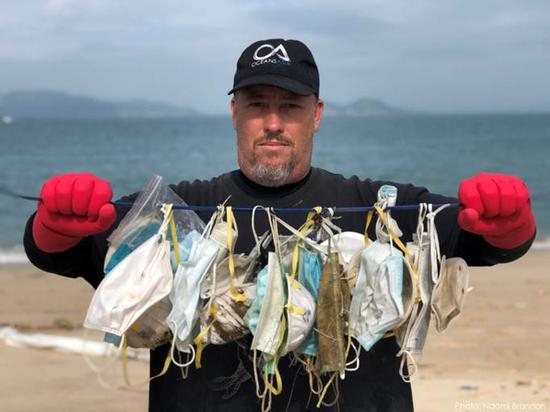环保人士发现了大量被冲上海滩的废弃口罩（来源：oceansasia.org）