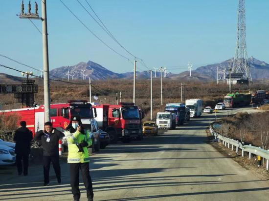 山东栖霞金矿事故现场附近路面，停满了从全国各地赶过来的救援车辆