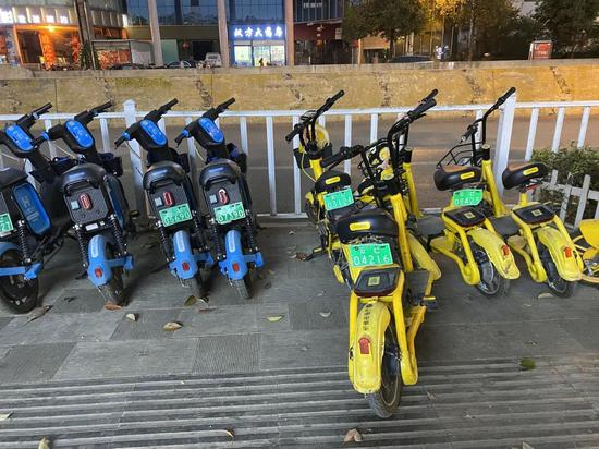 ▲&nbsp;云南昭通街头的共享电动车 王静仪 / 摄