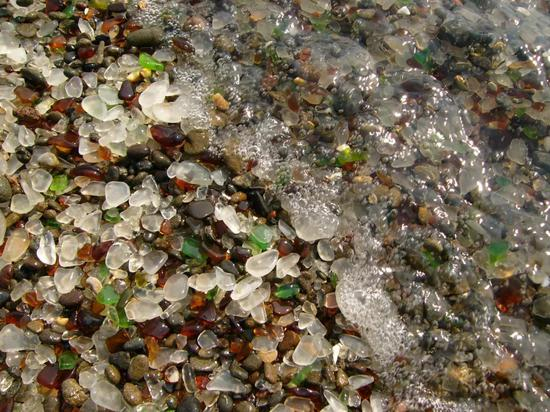 浪花之下的布拉格堡玻璃海滩&nbsp;图/wikipedia