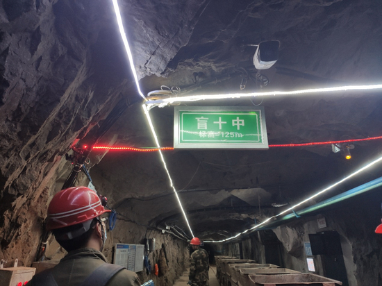 （这是赤峰某金矿的一个井，当地海拔大概4.5百米，我们现在处于-125米的位置）